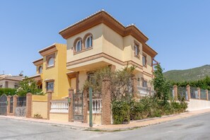 Exterior - Villa 'Miriam' with Mountain View, Private Pool and Wi-Fi (Padul)
