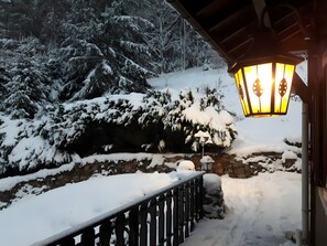 A snow-covered landscape with a stone wall and a wooden fence. - Chalet 'Bellevue Vue Exceptionnelle' with Mountain View, Terrace and Garden (Basse-sur-le-Rupt)