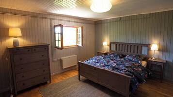 3 bedrooms, iron/ironing board, bed sheets