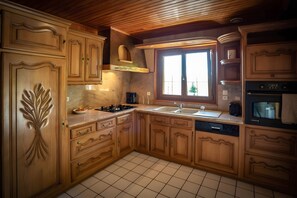 Fridge, microwave, oven, stovetop - Chalet 'Bellevue Vue Exceptionnelle' with Mountain View, Terrace and Garden (Basse-sur-le-Rupt)