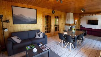 Fernseher, Kamin, DVD-Player