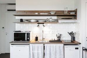 Kylskåp, mikrovågsugn, spishäll och diskmaskin