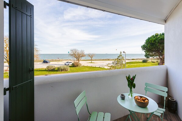Outdoor dining - Studio Le Phare, Sea View, Private Terrace & Wi-Fi (RIVEDOUX PLAGE)