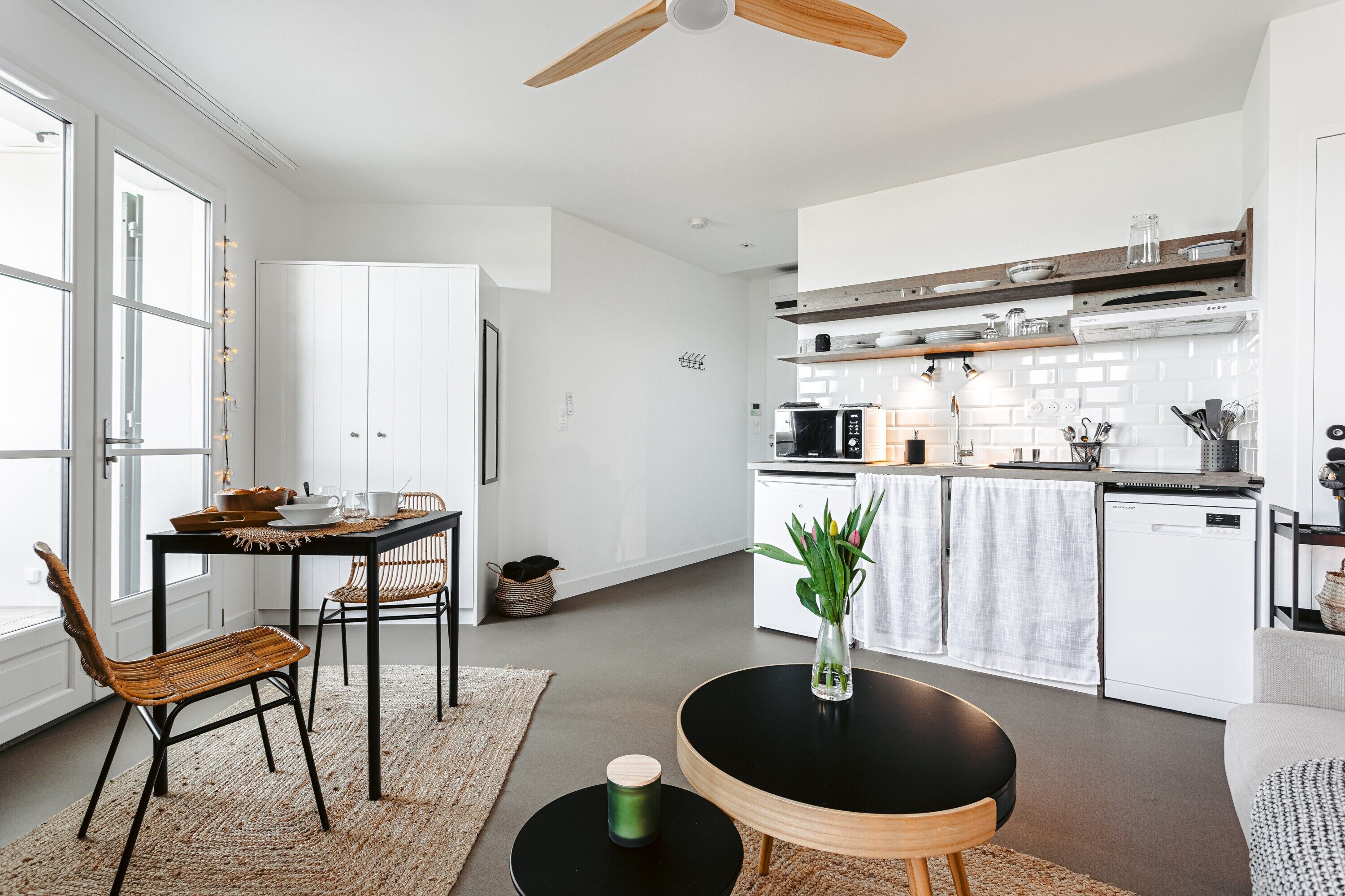 Kjøleskap, mikrobølgeovn, kokeplater og oppvaskmaskin