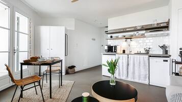 KjĂžleskap, mikrobĂžlgeovn, kokeplater og oppvaskmaskin