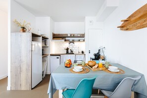 Fridge, microwave, stovetop, dishwasher - La Dune Apartment with Garden, Sea View, Private Terrace and Wi-Fi (RIVEDOUX PLAGE)