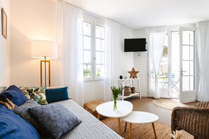 TV - La Dune Apartment with Garden, Sea View, Private Terrace and Wi-Fi (RIVEDOUX PLAGE)