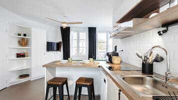 Fridge, microwave, stovetop, dishwasher