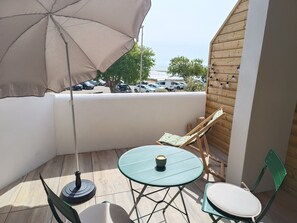 Outdoor dining - Studio La Terrasse with Sea View, Private Terrace, and Wi-Fi (RIVEDOUX PLAGE)