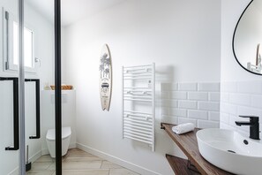 Shower - Studio La Terrasse with Sea View, Private Terrace, and Wi-Fi (RIVEDOUX PLAGE)