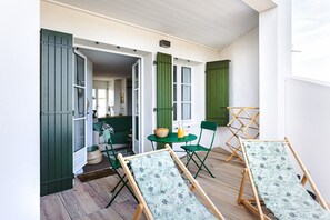 Outdoor dining - Studio La Terrasse with Sea View, Private Terrace, and Wi-Fi (RIVEDOUX PLAGE)