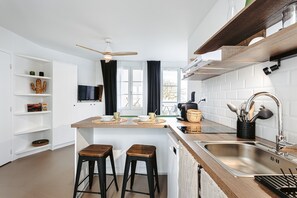 Fridge, microwave, stovetop, dishwasher - Studio La Terrasse with Sea View, Private Terrace, and Wi-Fi (RIVEDOUX PLAGE)