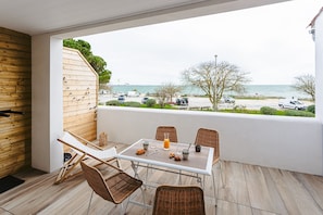Outdoor dining - Apartment Les Iles with Sea View, Private Terrace, and Wi-Fi (RIVEDOUX PLAGE)