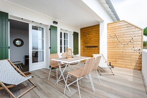 Outdoor dining - Apartment Les Iles with Sea View, Private Terrace, and Wi-Fi (RIVEDOUX PLAGE)