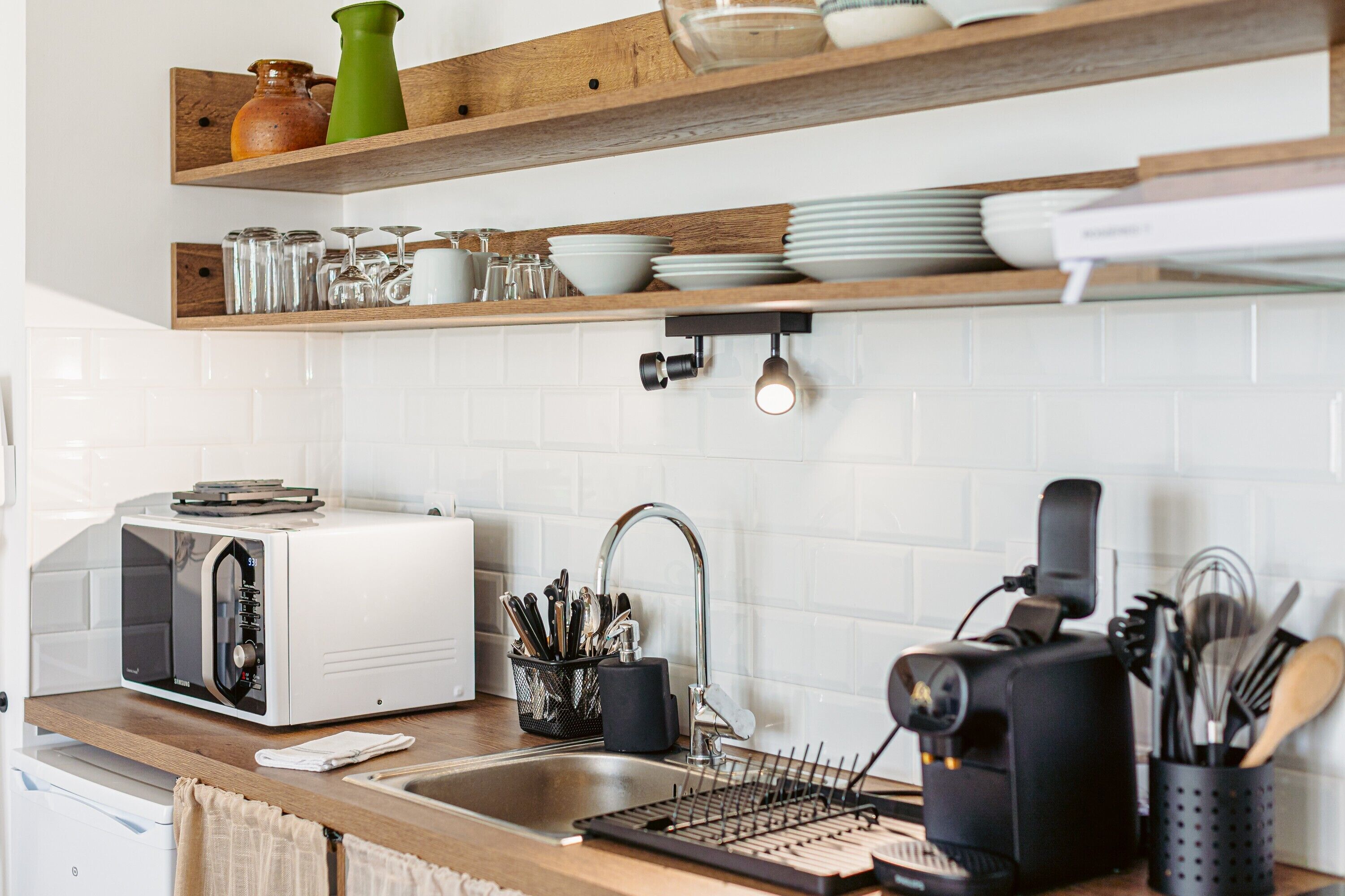 Een koelkast, een magnetron, een kookplaat, een vaatwasser
