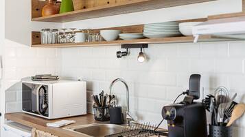 Een koelkast, een magnetron, een kookplaat, een vaatwasser