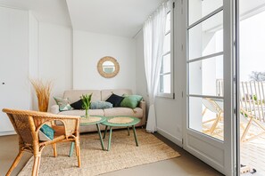 TV - La Plage Apartment: Sea View, Private Terrace, Wi-Fi (RIVEDOUX PLAGE)