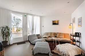 TV - Apartment 'La Plage, T2' with Sea View, Private Terrace and Wi-Fi (RIVEDOUX PLAGE)
