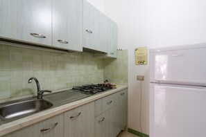 Frigorifero, piano cottura, seggiolone, pentole/stoviglie/utensili