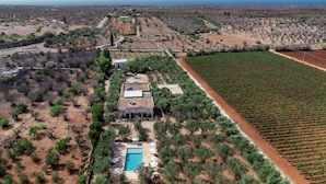 An aerial view of a property with a swimming pool, vineyard, and a building with a flat roof. - Holiday Apartment "Domus Mea Salento Arazzo Giallo" with Shared Pool, Shared Terrace & Wi-Fi (Ugento)
