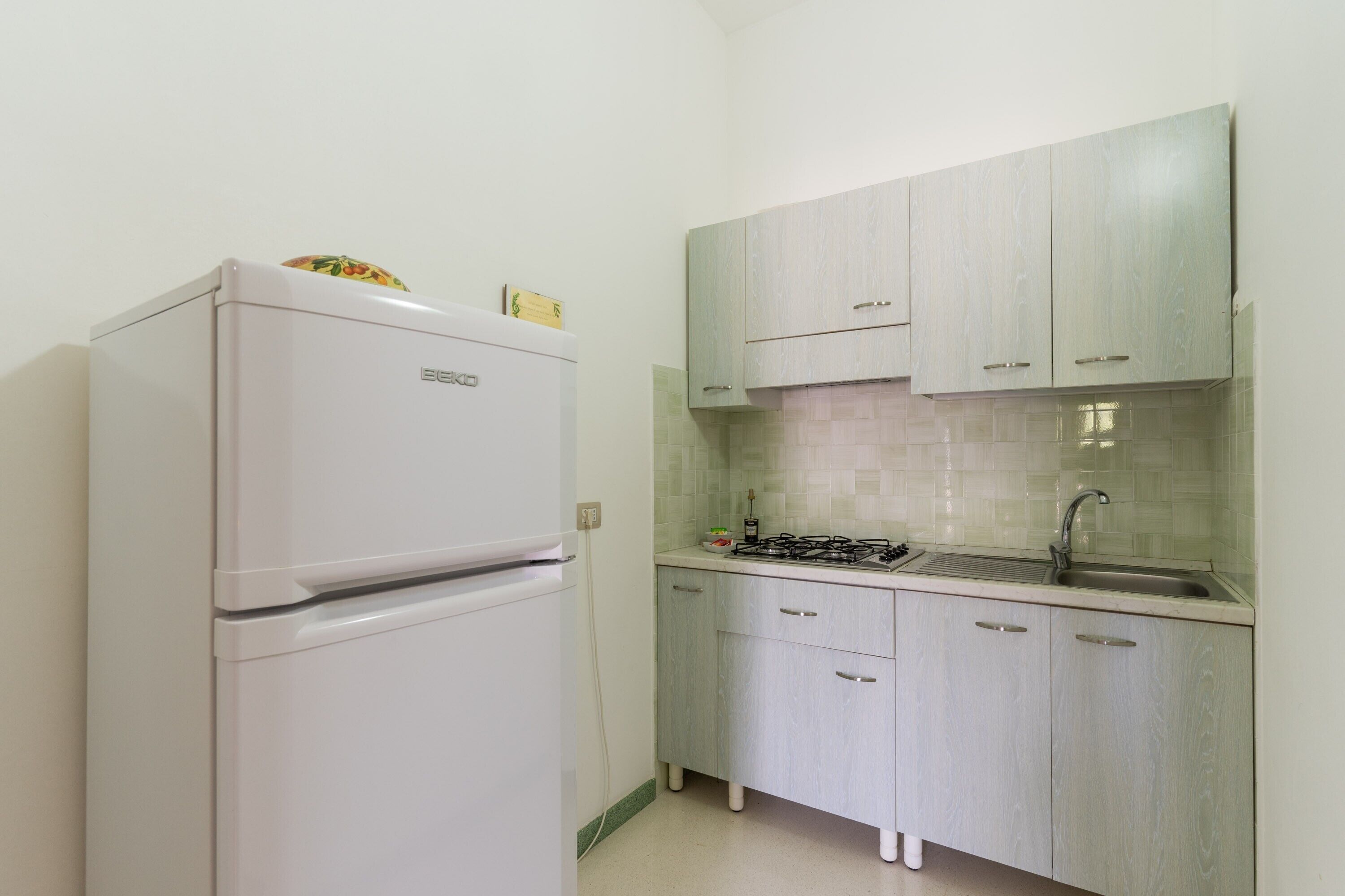 冷蔵庫、コンロ、ハイチェア、調理器具と食器