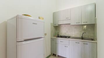 Frigorífico, placa de cocina, trona infantil y utensilios de cocina