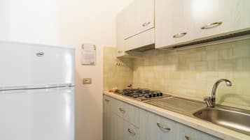 Geladeira, cooktop, cadeirão de bebê