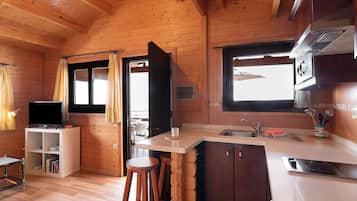 Kühlschrank, Mikrowelle, Herdplatte, Wasserkocher mit Kaffee-/Teezubehör