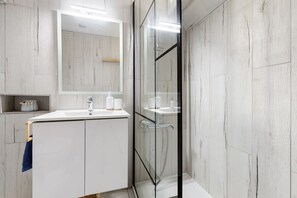 Shower, hair dryer, towels - Apartment "Tróia Beach House" with Shared Garden (Carvalhal)