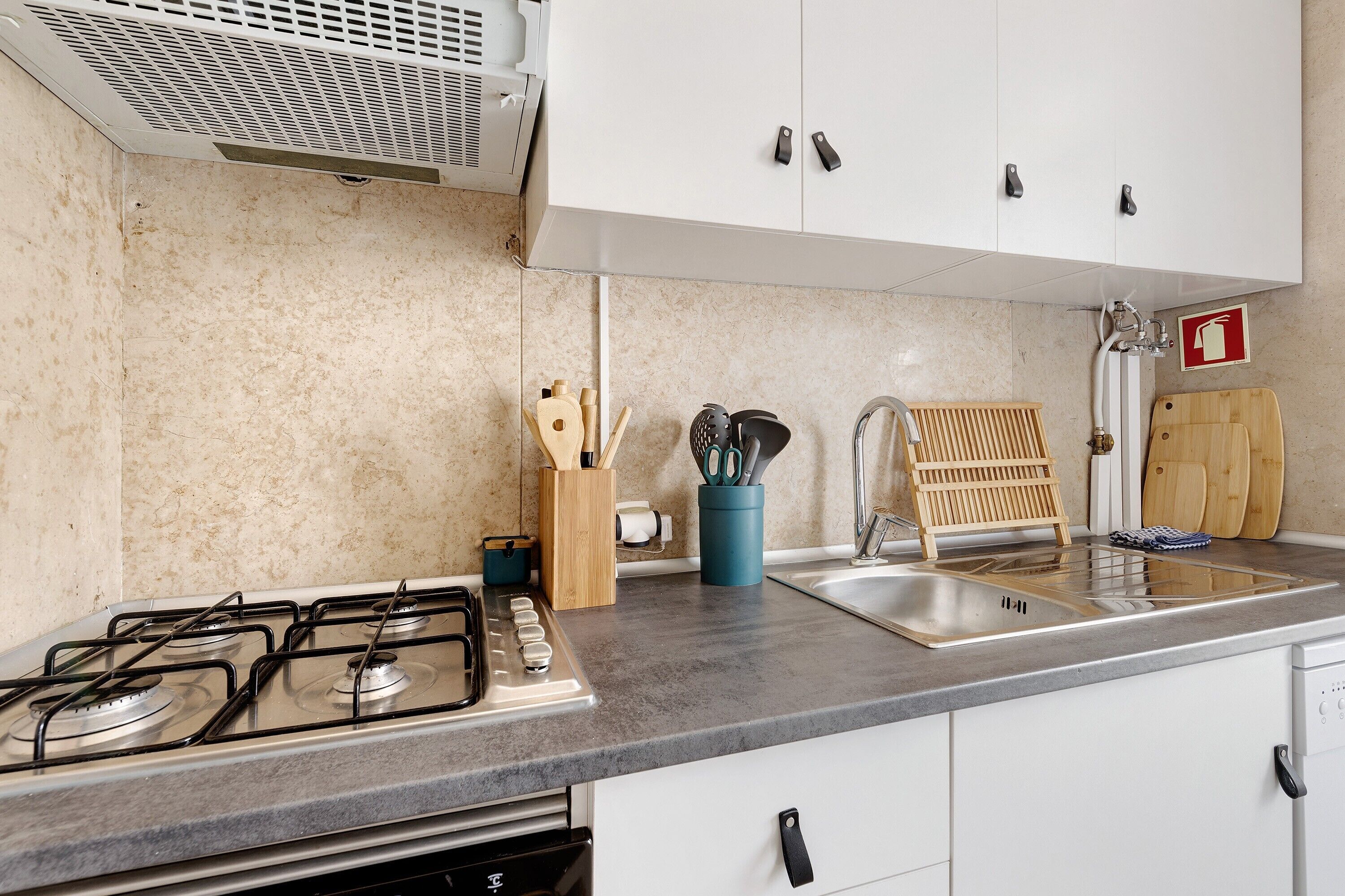 Frigorifero, microonde, forno, piano cottura