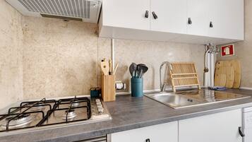 Kylskåp, mikrovågsugn, ugn och spishäll