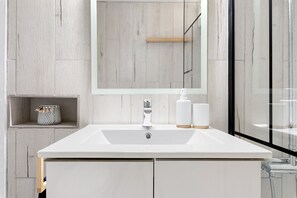 Dusch, hårtork och handdukar