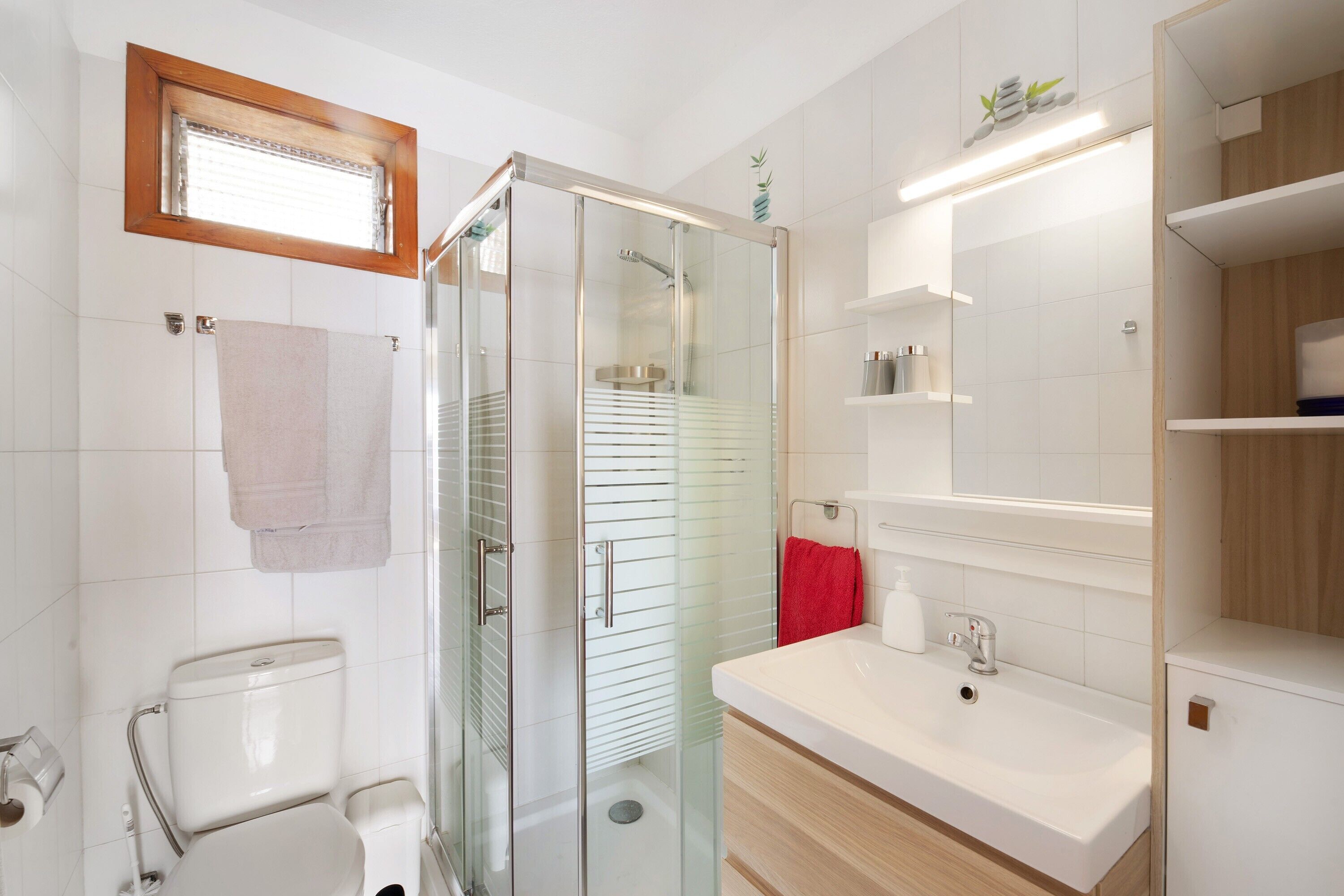 Een douche, een haardroger, handdoeken