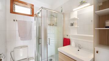 Een douche, een haardroger, handdoeken