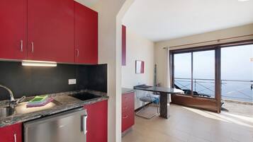 KĂŒhlschrank, Mikrowelle, Herdplatte, Wasserkocher mit Kaffee-/Teezubehör