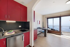 Refrigerador, microondas, placa de cocina, cafetera/tetera