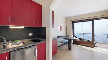 Kühlschrank, Mikrowelle, Herdplatte, Wasserkocher mit Kaffee-/Teezubehör