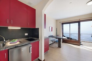 Kjøleskap, mikrobølgeovn, kokeplater og kaffetrakter/tekoker