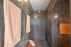 Regadera, secadora de cabello, toallas