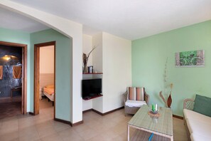 2 bedrooms, free WiFi, bed sheets - Holiday Home 'Moijama 6' with Sea View, Shared Pool and Wi-Fi (Los Llanos de Aridane)