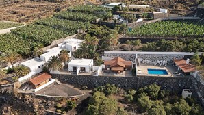 An aerial view of a residential area with houses, a swimming pool, and surrounding vegetation. - Holiday Home 'Moijama 6' with Sea View, Shared Pool and Wi-Fi (Los Llanos de Aridane)