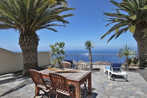Outdoor dining - Holiday Home 'Moijama 6' with Sea View, Shared Pool and Wi-Fi (Los Llanos de Aridane)