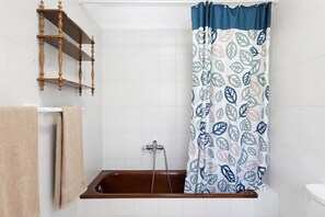 Baignoire, sèche-cheveux, serviettes fournies