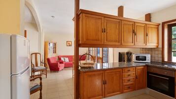 KĂŒhlschrank, Mikrowelle, Ofen, Herdplatte