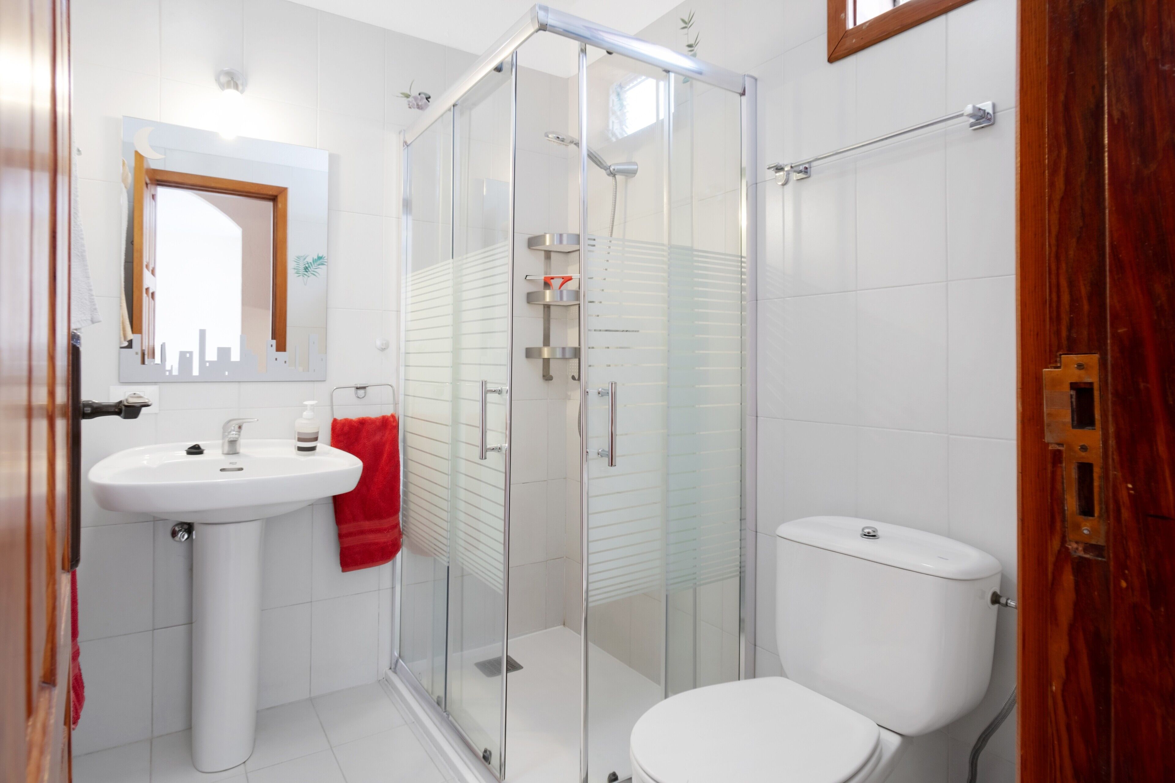 Een douche, een haardroger, handdoeken