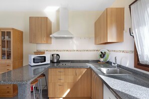 Kühlschrank, Mikrowelle, Herdplatte, Wasserkocher mit Kaffee-/Teezubehör