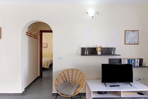 1 bedroom, iron/ironing board, free WiFi, bed sheets - Apartment 'Moijama 1' with Shared Pool, Private Terrace and Wi-Fi (Los Llanos de Aridane)