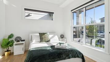 6 habitaciones, escritorio y tabla de planchar con plancha