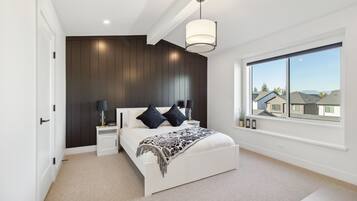 6 bedrooms, desk, iron/ironing board, travel crib