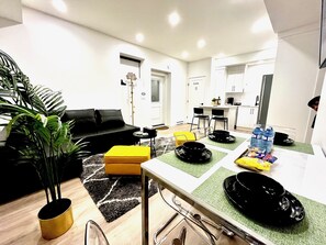 Smart TV, fireplace, stereo